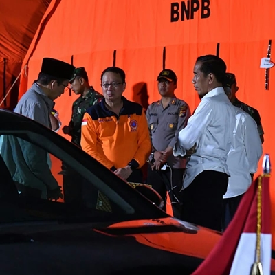 7 Potret kegiatan Presiden Jokowi di tenda pengungsian Gempa Lombok
