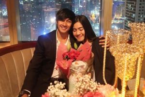Gaya dinner 5 pasang seleb rayakan anniversary pacaran, romantis abis