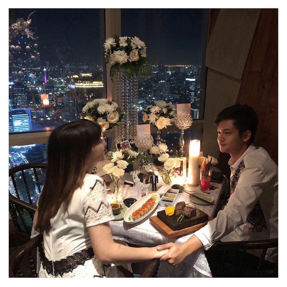 Gaya dinner 5 pasang seleb rayakan anniversary pacaran, romantis abis