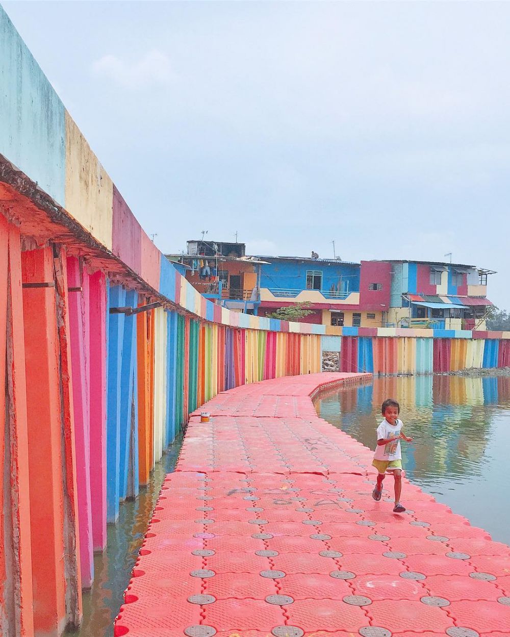 10 Potret menakjubkan kampung warna-warni di Danau Sunter