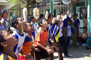 5 Momen kocak lomba makan kerupuk Agustusan ini bikin perut kram