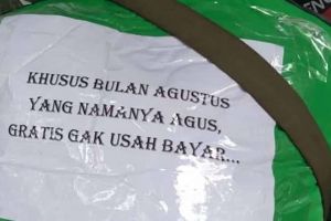 12 Tulisan kocak di jaket driver ojol ini bikin penumpang terhibur