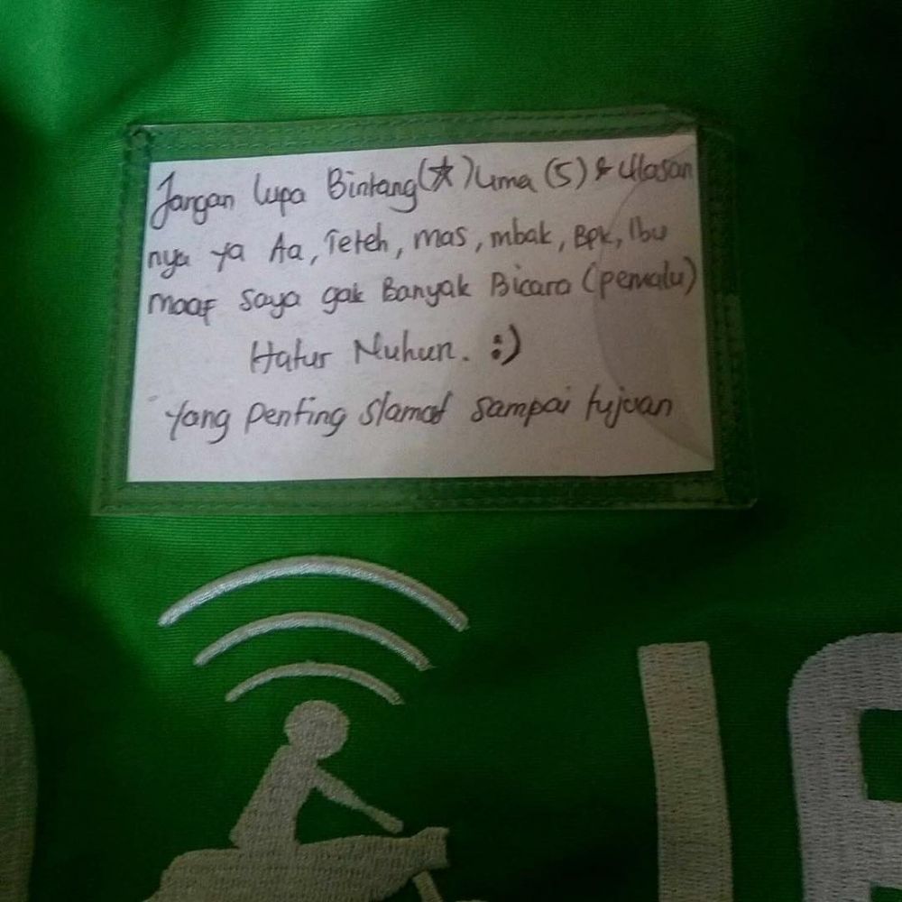 12 Tulisan kocak di jaket driver ojol ini bikin penumpang terhibur