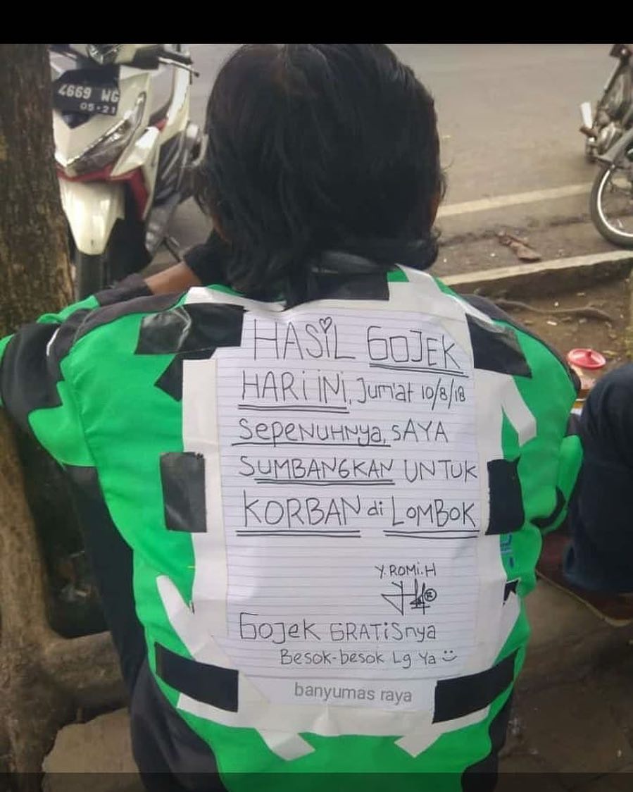 12 Tulisan kocak di jaket driver ojol ini bikin penumpang terhibur