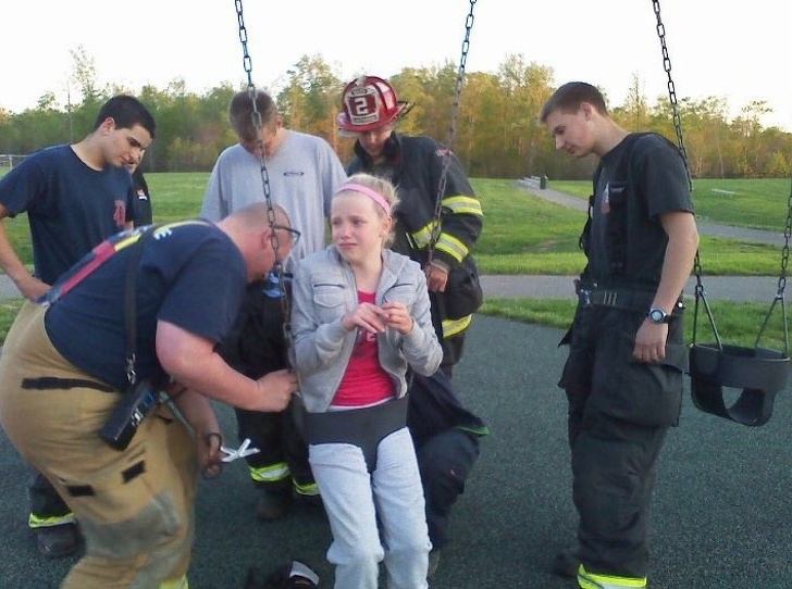 8 Potret orang terjebak di tempat nggak biasa mirisnya sampai ke hati