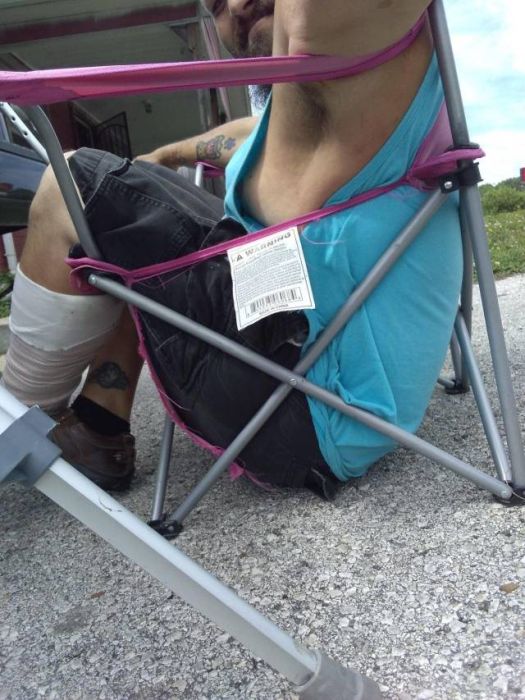 8 Potret orang terjebak di tempat nggak biasa mirisnya sampai ke hati