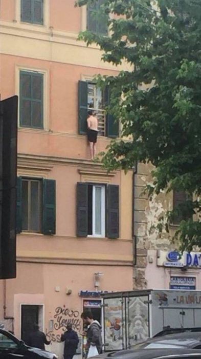 8 Potret orang terjebak di tempat nggak biasa mirisnya sampai ke hati