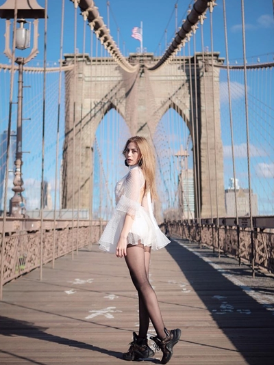 Bikin kaki tampak jenjang, 10 seleb ini ikuti tren pose Bayi Jerapah