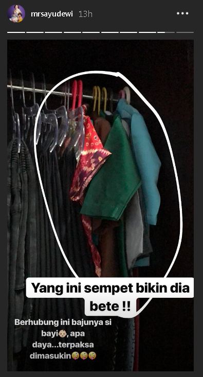 5 Penampakan isi lemari suami Ayu Dewi, penataannya mencengangkan