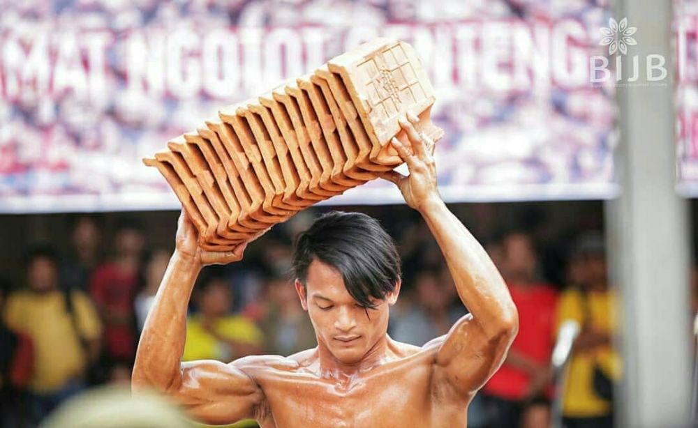 10 Potret kuli genteng beraksi bak binaragawan, macho abis