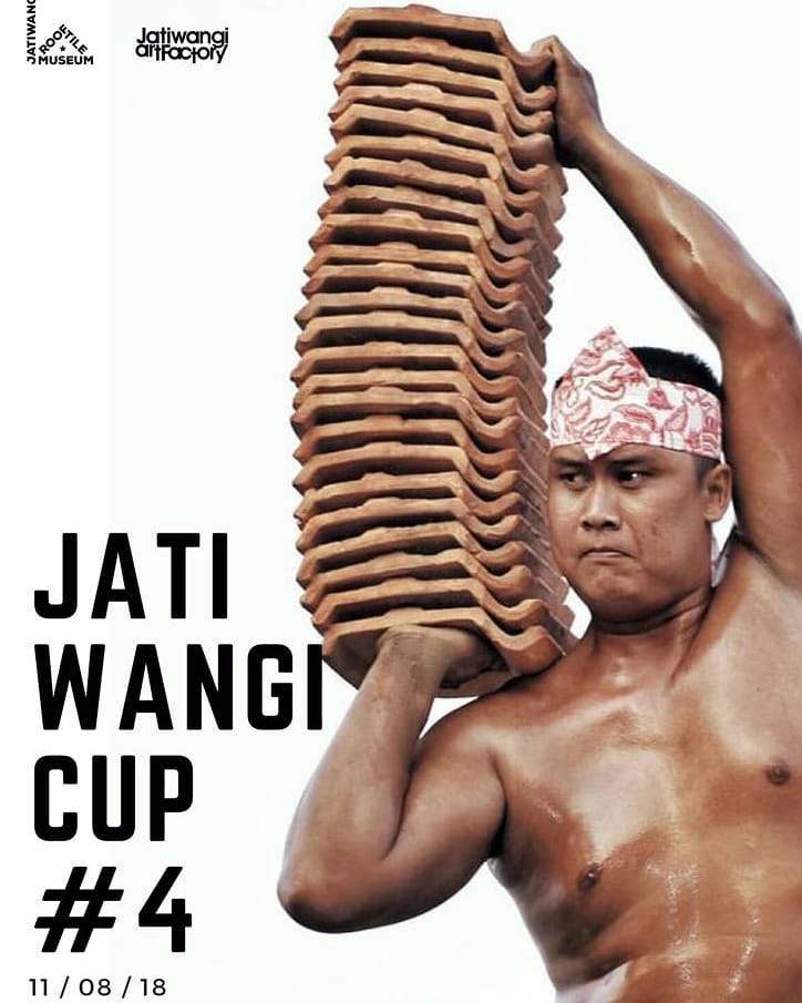 10 Potret kuli genteng beraksi bak binaragawan, macho abis