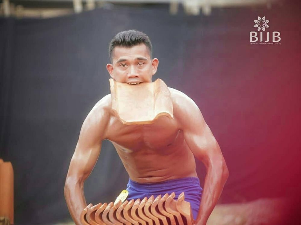 10 Potret kuli genteng beraksi bak binaragawan, macho abis