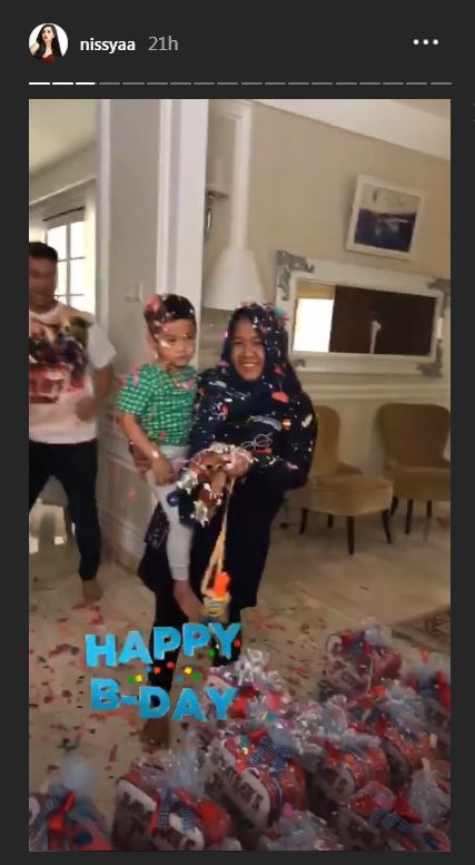 9 Potret ultah Rafathar, serba Avengers hingga berbagi ke panti asuhan