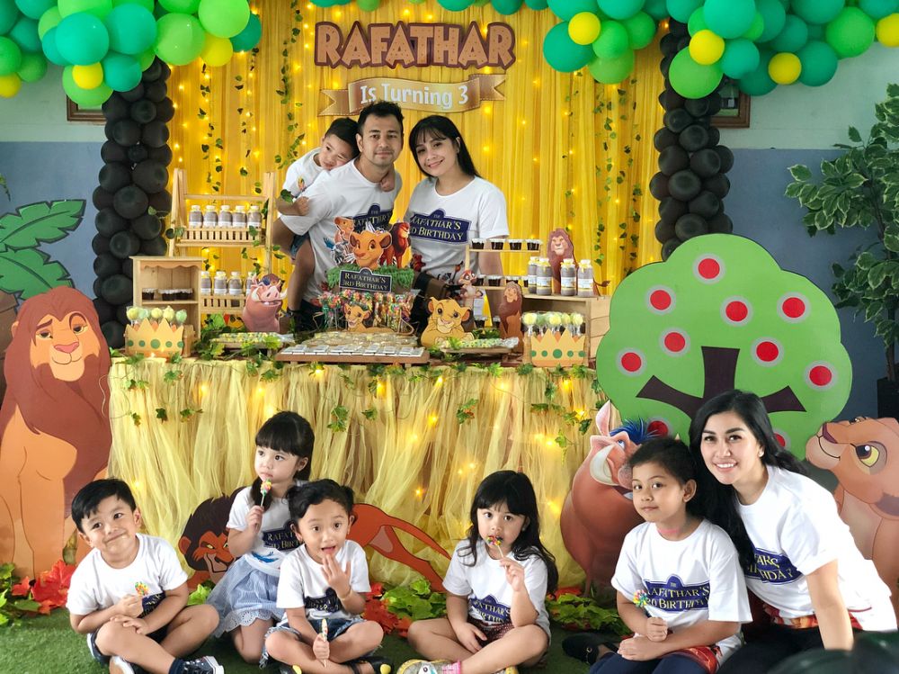 9 Potret ultah Rafathar, serba Avengers hingga berbagi ke panti asuhan