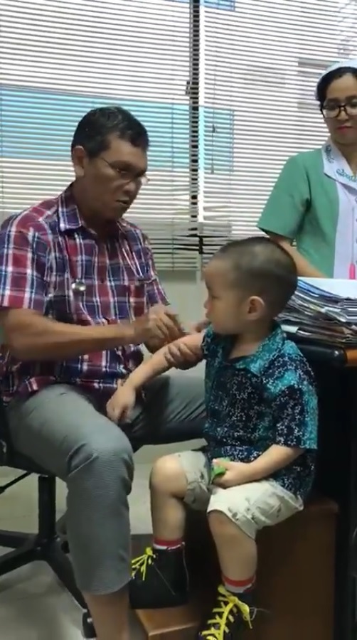 Gaya dokter ini bikin anak tak takut disuntik keren abis, caranya unik