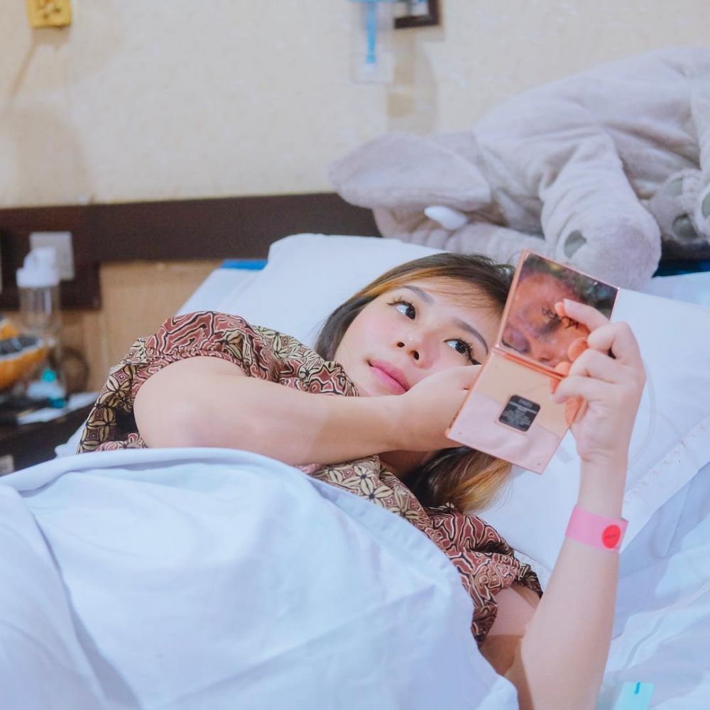 8 Momen Cherly eks Cherryballe saat melahirkan, penuh perjuangan