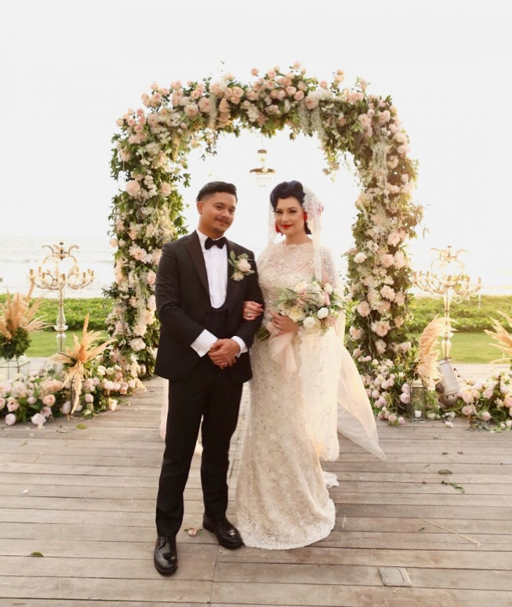 Tak mau diliput, 8 pasang seleb ini gelar pernikahan tertutup di Bali