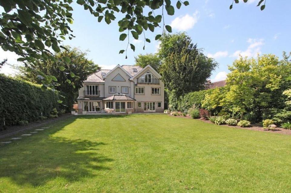 Senilai Rp 46 M, begini 7 potret rumah mewah kiper  David De Gea