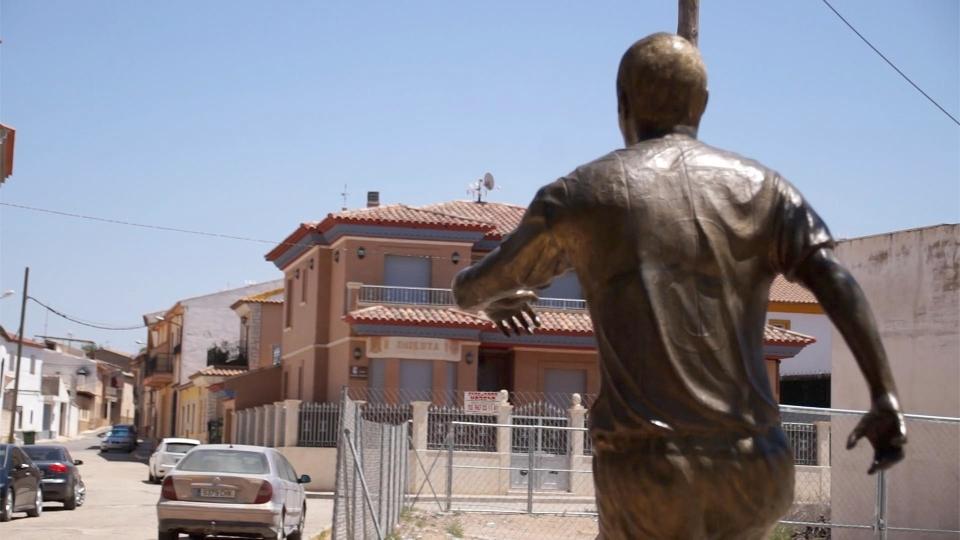 Hargai jasa Iniesta di sepak bola, ini kejutan yang dibikin di desanya