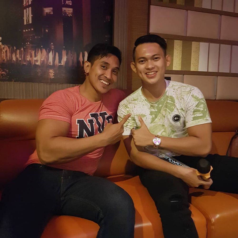 8 Potret akrab Ely Sugigi dengan para mantan suami & pacar, tetap akur