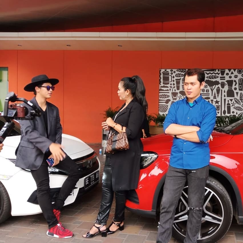 8 Potret akrab Ely Sugigi dengan para mantan suami & pacar, tetap akur