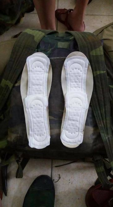 Trik tentara lindungi kaki pakai pembalut ini kreatif banget