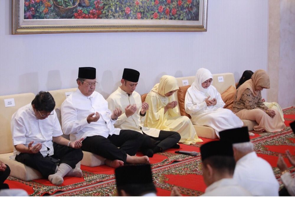 Pergi haji, ini 8 momen haru AHY pamitan dengan keluarga