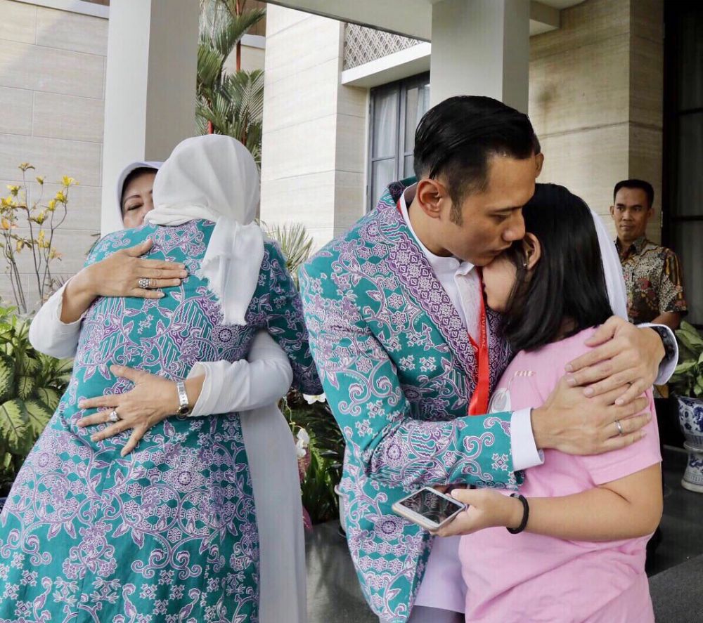 Pergi haji, ini 8 momen haru AHY pamitan dengan keluarga