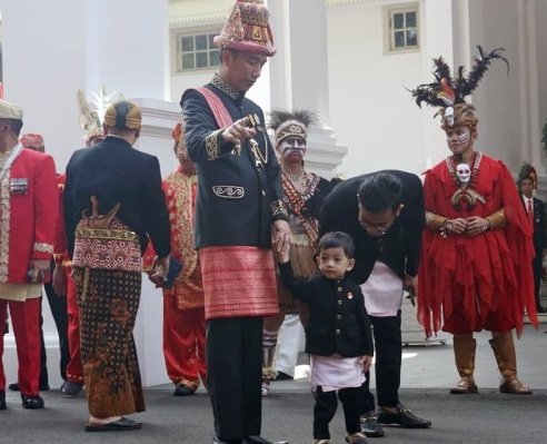 5 Tingkah lucu Jan Ethes ikut Jokowi upacara HUT RI, bikin salah fokus