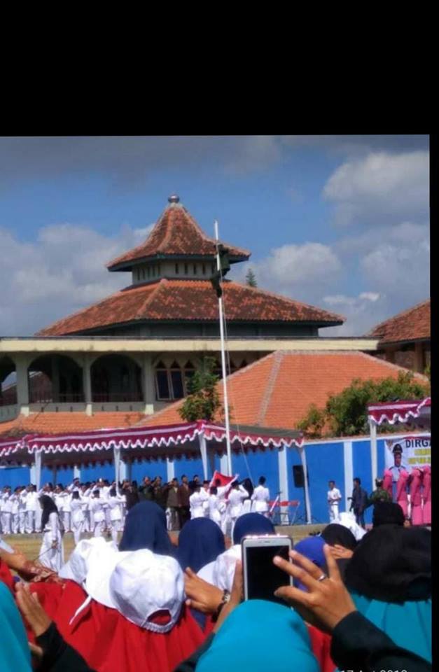 Tali lepas, aksi heroik tentara panjat tiang bendera ini bikin salut