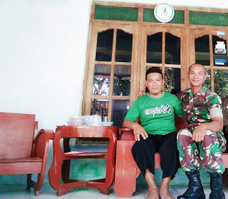 Tali lepas, aksi heroik tentara panjat tiang bendera ini bikin salut