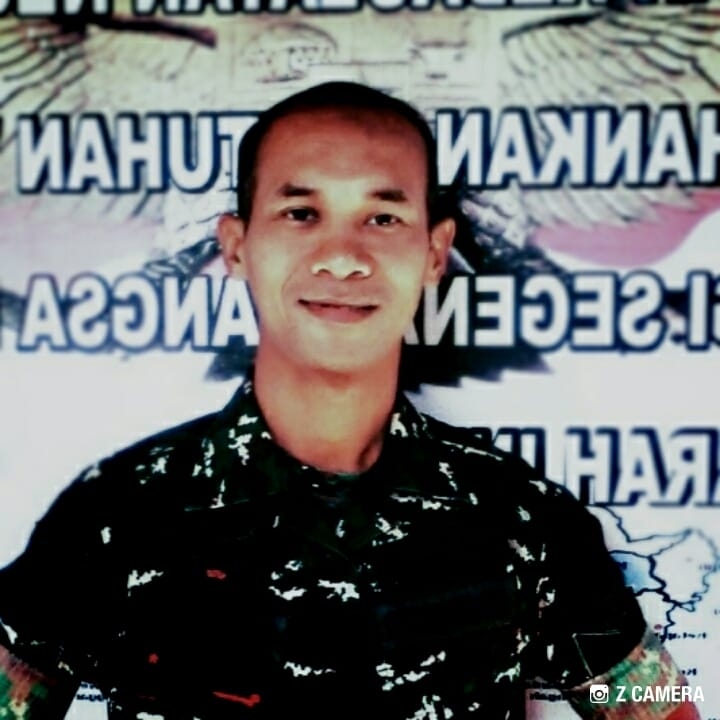 Tali lepas, aksi heroik tentara panjat tiang bendera ini bikin salut