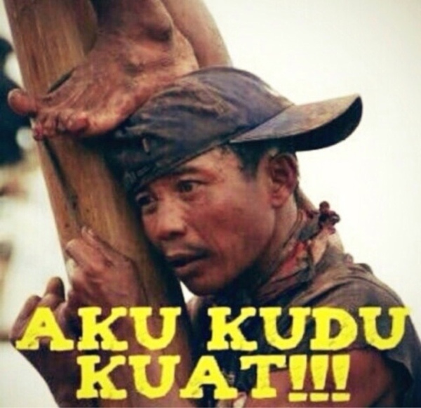 10 Meme beratnya perjuangan panjat pinang ini bikin nyengir baper