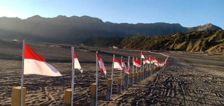 Baru sehari dipasang, ribuan bendera di Gunung Bromo mulai ...