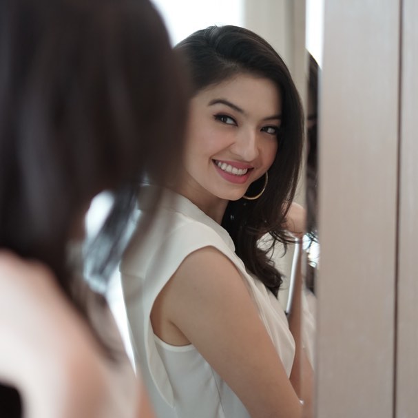 Unggah foto duduk di rumput, penampilan Raline Shah bikin salah fokus