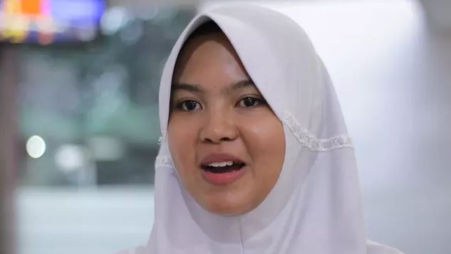 9 Potret Zanati Tahta, si cantik pembawa baki penurunan bendera HUT RI