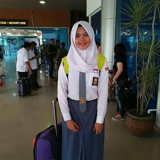 9 Potret Zanati Tahta, si cantik pembawa baki penurunan bendera HUT RI