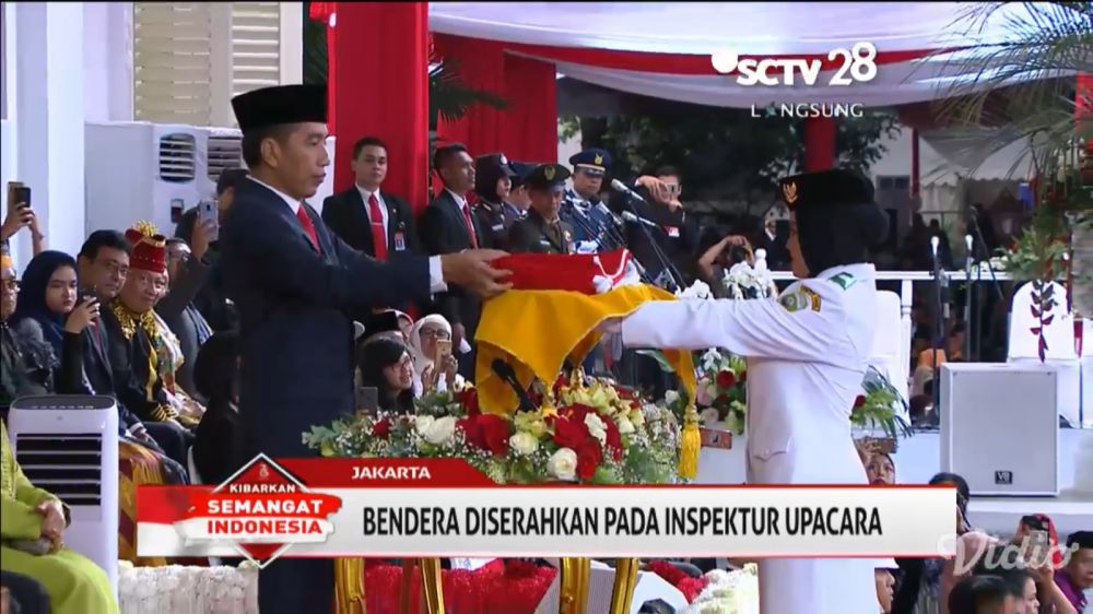 9 Potret Zanati Tahta, si cantik pembawa baki penurunan bendera HUT RI
