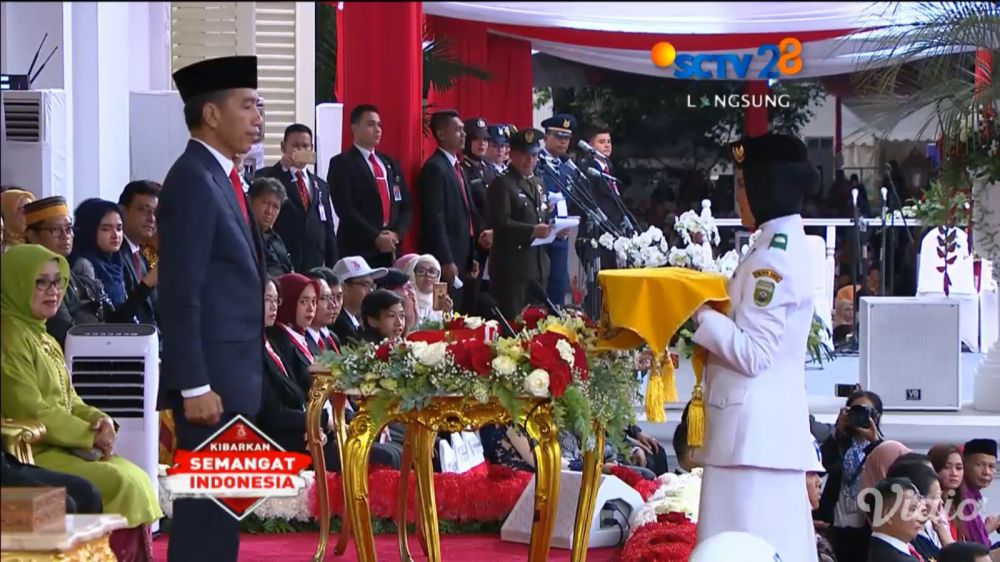 9 Potret Zanati Tahta, si cantik pembawa baki penurunan bendera HUT RI
