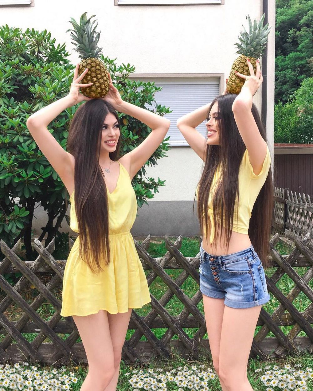 8 Pemotretan cewek kembar ini kreatif abis, beda dari biasanya