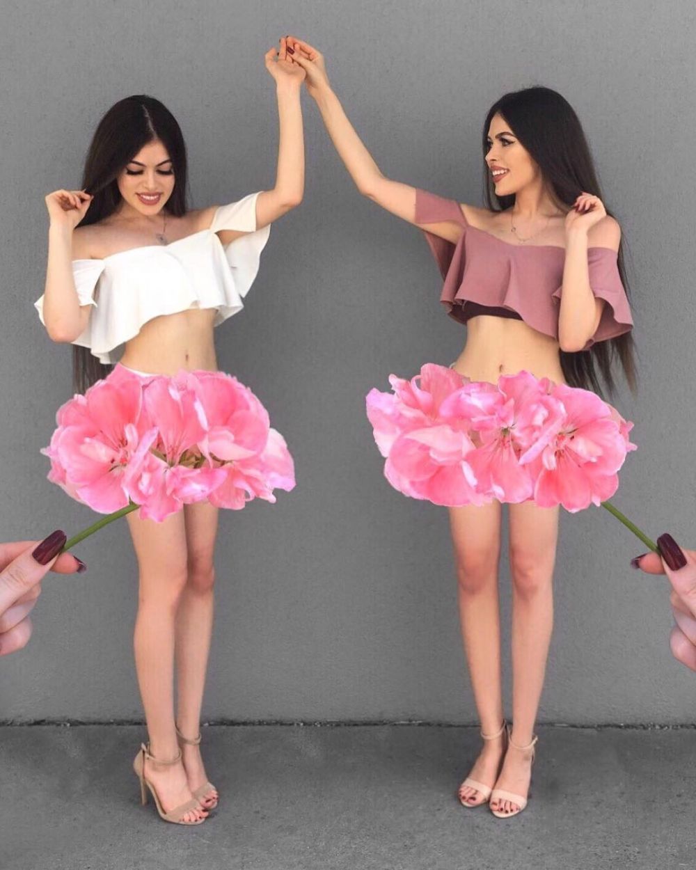 8 Pemotretan cewek kembar ini kreatif abis, beda dari biasanya