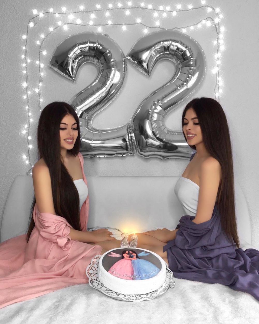 8 Pemotretan cewek kembar ini kreatif abis, beda dari biasanya