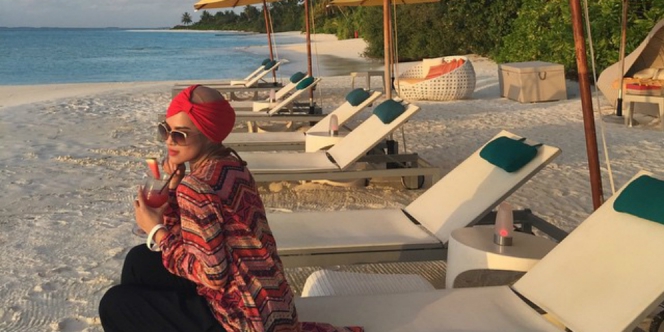 Tak pamer lekuk tubuh, gaya 5 seleb berhijab saat liburan di Maladewa