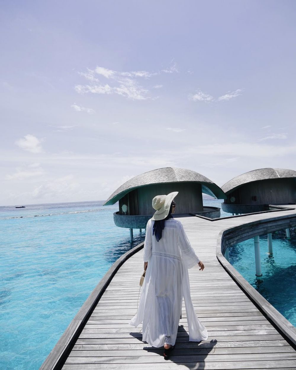 Tak pamer lekuk tubuh, gaya 5 seleb berhijab saat liburan di Maladewa