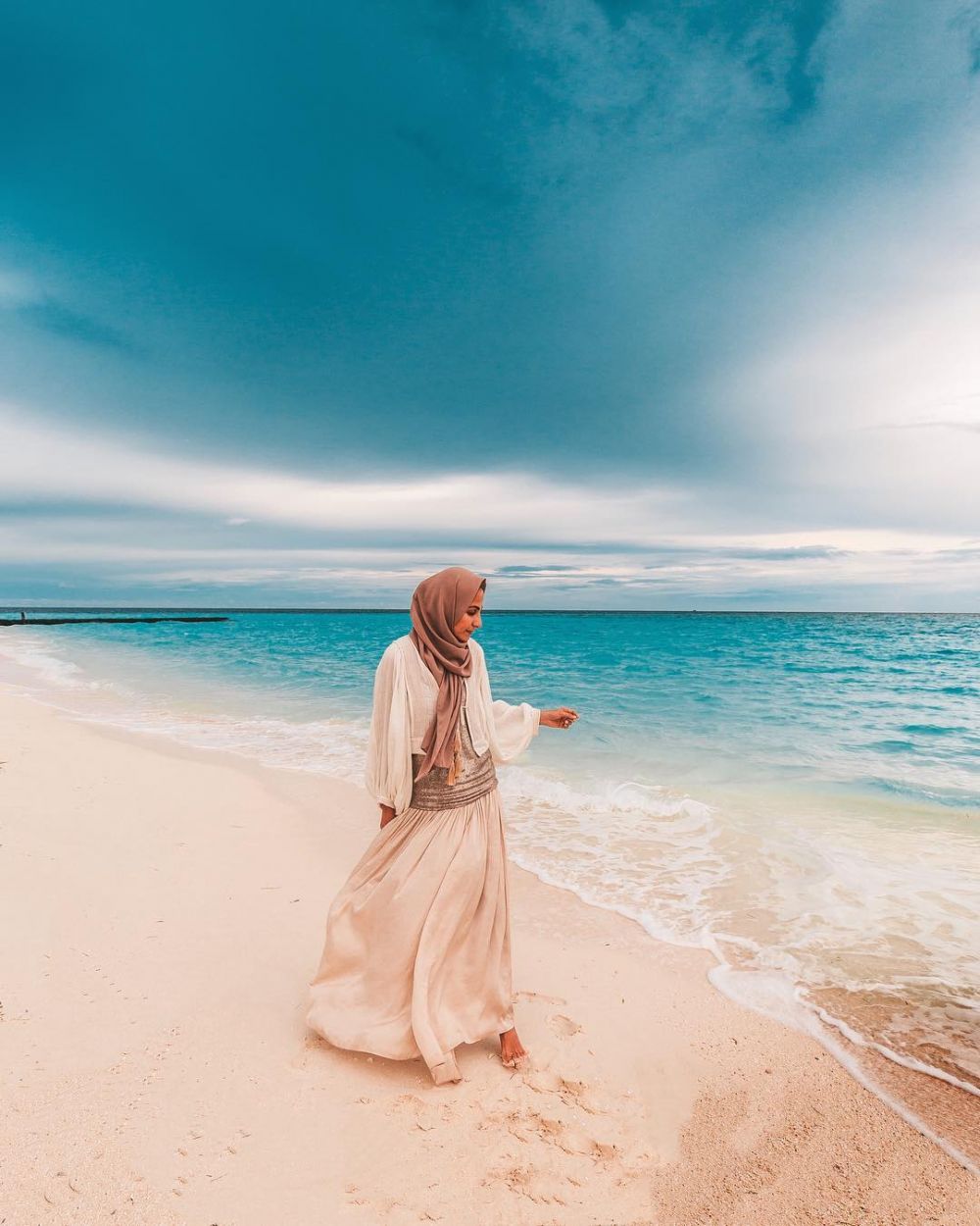 Tak pamer lekuk tubuh, gaya 5 seleb berhijab saat liburan di Maladewa
