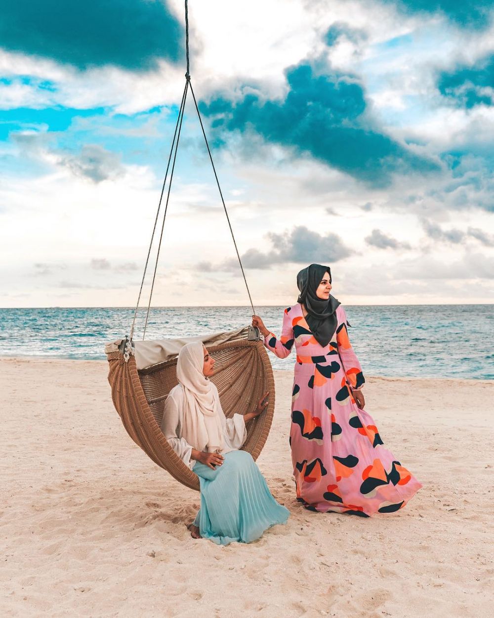 Tak pamer lekuk tubuh, gaya 5 seleb berhijab saat liburan di Maladewa