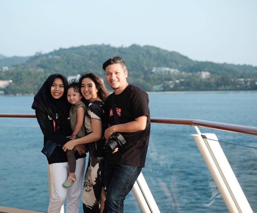 Adu gaya 7 keluarga seleb liburan naik kapal pesiar, mana paling kece?