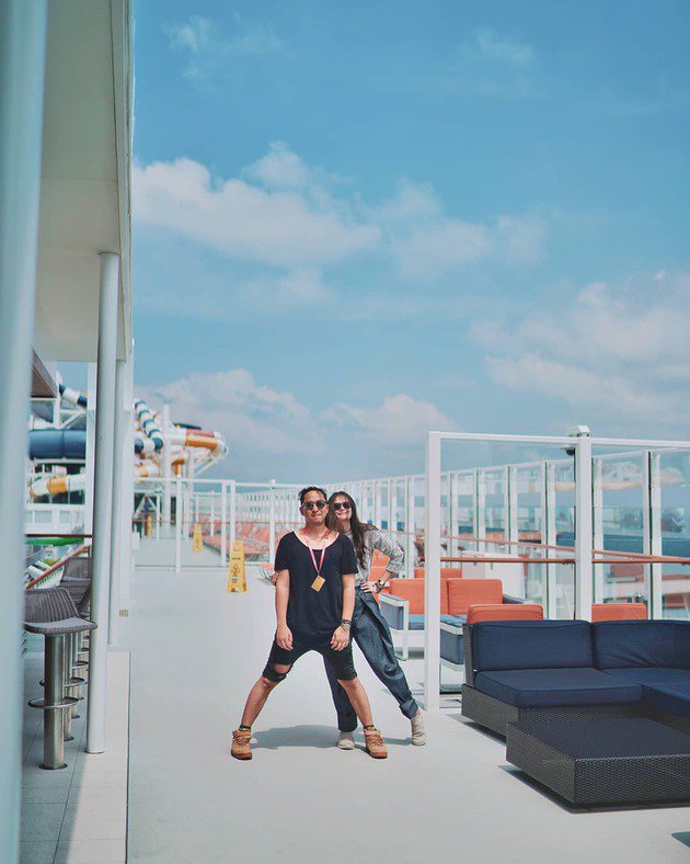 Adu gaya 7 keluarga seleb liburan naik kapal pesiar, mana paling kece?