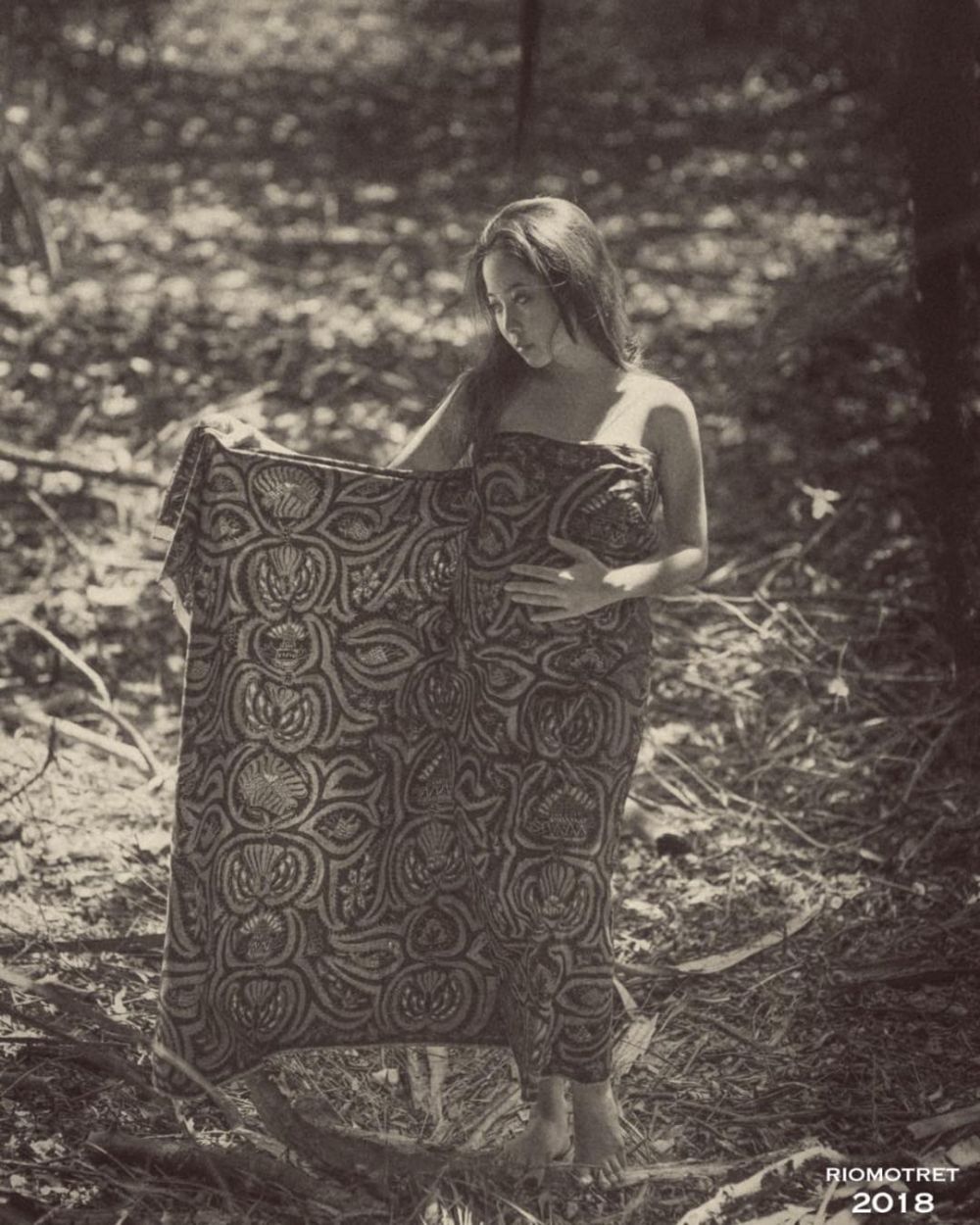 6 Potret maternity Karina Salim, konsep tempo dulu yang kental budaya