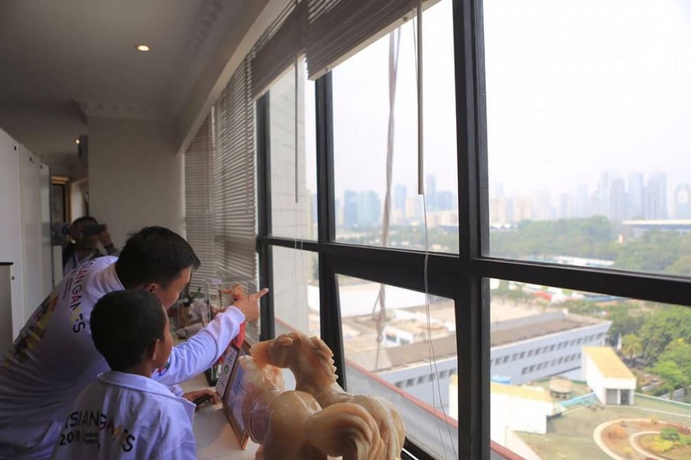 10 Momen pertemuan Joni dan Menpora, diberi maskot & jaket Asian Games